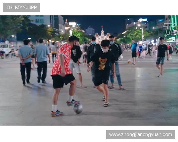 足球巨星化身路人街头探险揭秘真实生活趣事