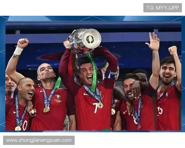 足球明星荣耀时刻捧奖杯的精彩瞬间回顾与背后的奋斗故事